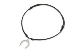 Przedstawiamy elegancką bransoletkę sznurkową, która łączy w sobie minimalizm z subtelnym akcentem szczęścia