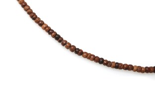 Naszyjnik wykonany z drobnych, ekologicznych drewnianych koralików w kolorze brązowym